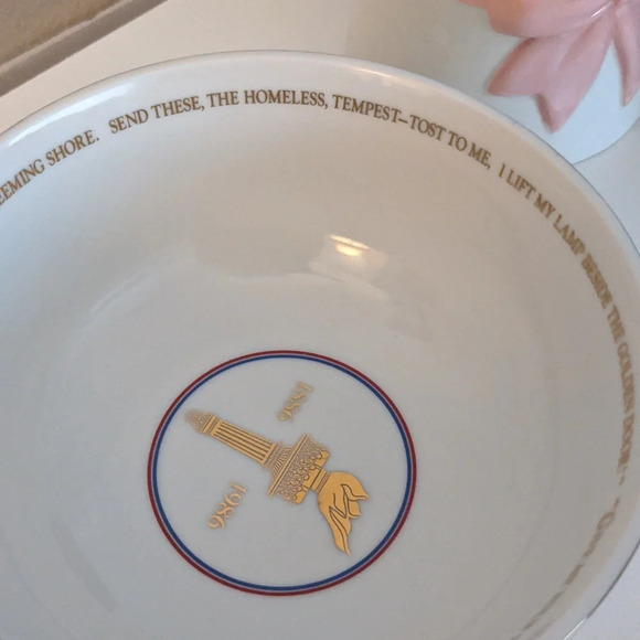 AVON VTG Statue Liberty Bowl 1985 Ceramic Torch Flame  Wood Base Commemorative - Picture 8 of 10